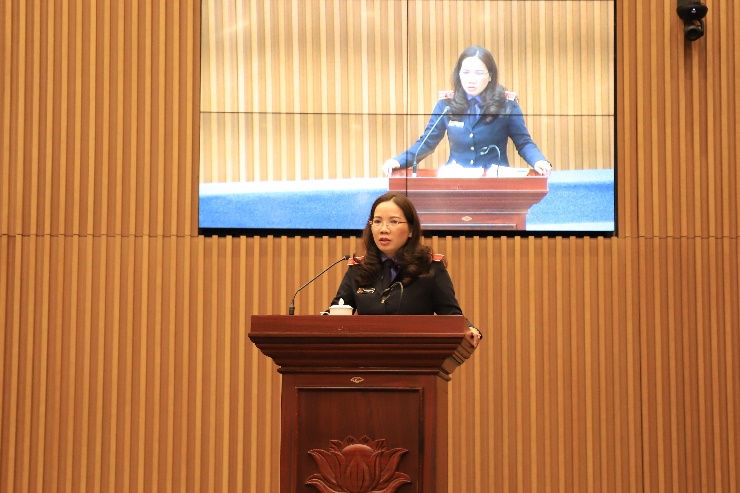 Đồng chí Hoàng Thị Quỳnh Chi, Vụ trưởng Vụ 14, VKSND tối cao phát biểu tại Hội nghị