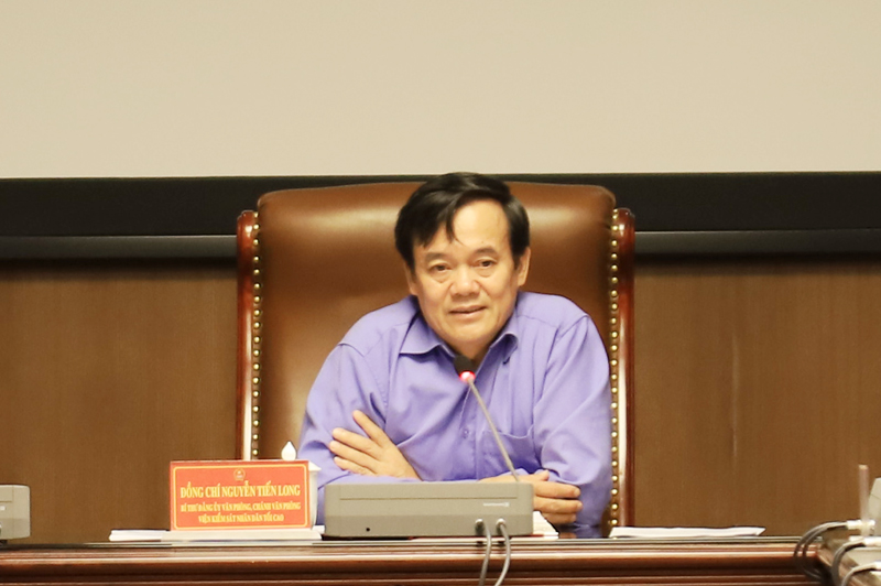 Đồng chí Nguyễn Tiến Long, Chánh Văn phòng VKSND tối cao phát biểu tại buổi giao ban