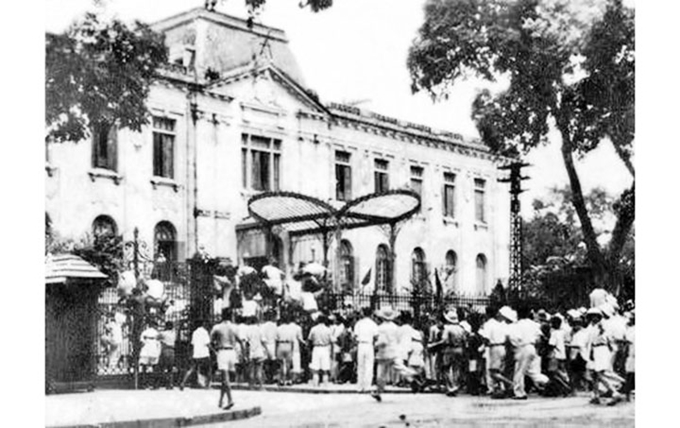 Quần chúng cách mạng và tự vệ chiến đấu Hà Nội chiếm Phủ Khâm sai (Bắc Bộ phủ), ngày 19/8/1945
