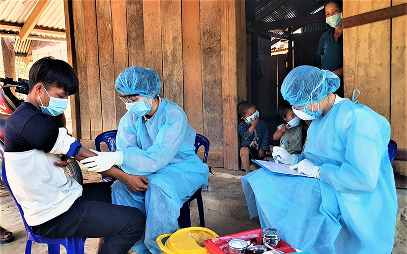 Ngành y tế tỉnh Ðắk Lắk tiến hành tiêm vắc xin phòng bệnh bạch hầu cho người dân ở xã vùng sâu Cư Pui, huyện Kông Bông (Ảnh: Báo nhandan.com.vn)