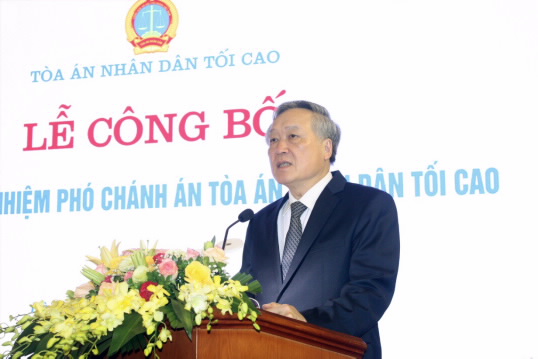 Chánh án Nguyễn Hòa Bình phát biểu giao nhiệm vụ đối với Phó Chánh án Tòa án nhân dân tối cao Nguyễn Văn Tiến