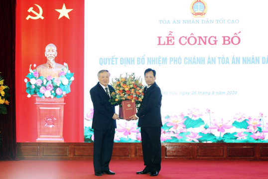 Chánh án Nguyễn Hòa Bình trao Quyết định bổ nhiệm Phó Chánh án Tòa án nhân dân tối cao