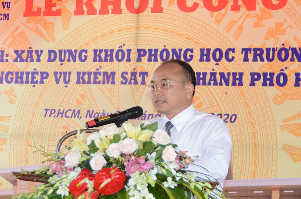 Hiệu trưởng nhà trường Nguyễn Văn Khoát phát biểu