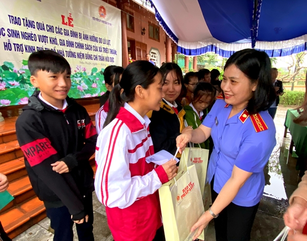 Đồng chí Phan Thị Kim Hoa - Phó Tổng biên tập Báo Bảo vệ pháp luật tặng quà cho học sinh nghèo hiếu học trường THCS Trần Hữu Dực.