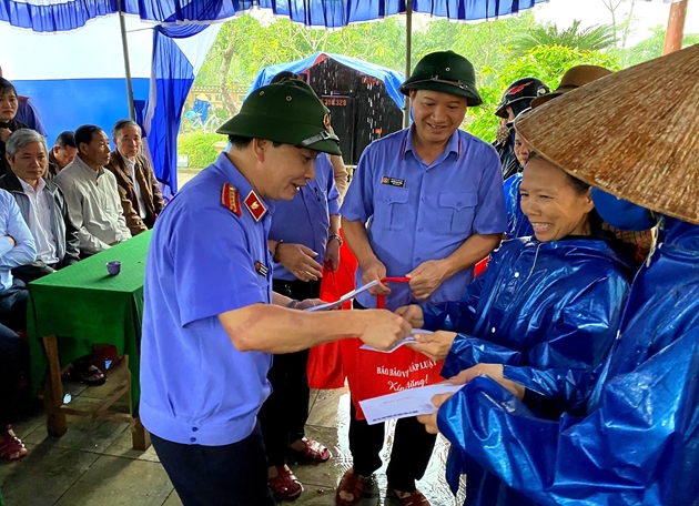 Đồng chí Trần Hữu Thanh - Phó Bí thư Đảng ủy VKSND tối cao tặng quà các hộ dân bị thiệt hại nặng nề do mưa lũ tại xã Triệu Thuận